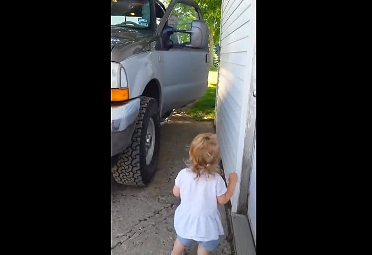 Mom captures footage of excited baby girl waiting for her dad